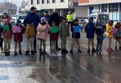 İlkokul öğrencilerinden kazalara karşı 'kış lastiği' farkındalık eylemi