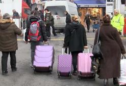 Otobüsle gelip TIR ve kamyonlarla götürüyorlar