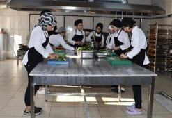 Batman'da meslek liseli kız öğrencilerin hazırladığı yemekler okullara dağıtılıyor