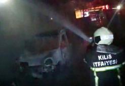 Kilis'te kamyonet yangını, okul çatısına sıçradı