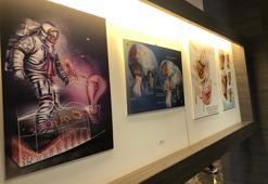 Ameliyatlarını çizen doktorların eserleri sergilendi