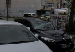 Sultangazi'de çatı uçtu 3 otomobil zarar gördü