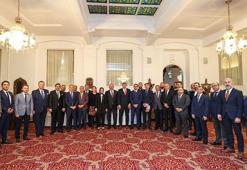 Bakan Çavuşoğlu, Cezayir’de Türk iş insanlarıyla bir araya geldi