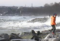 Florya Sahilinde lodos etkisini gösterdi, denizde büyük dalgalar oluştu