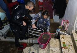 Yağmurda evini su basan engelli kadına polisten, ‘sırtıma alıp çıkarayım’ önerisi