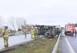 Büyükçekmece D-100'de kamyon devrildi, şoför öldü