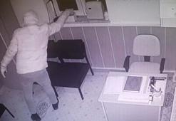Camilerden sadaka kutusu ve bilgisayar çalan hırsız kamerada