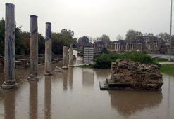 Şiddetli yağışta Side Antik Kenti'ni su bastı