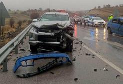 Orman müdürlüğünün kamyoneti ile otomobil çarpıştı: 4 yaralı