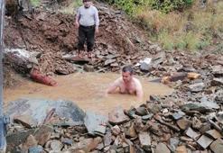 İş makinesinin açamadığı atık su borusunu, mahalle muhtarı elleriyle açtı