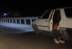 Hızla ilerleyen otomobilin arka kapısından sarkan kişi, görenleri korkuttu