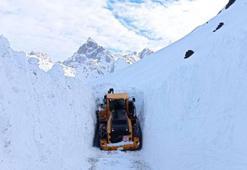 Askeri üs bölgesi yolunda kar kalınlığı 4 metreyi aştı