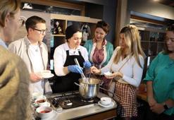Yerleşik yabancılar, tarhana çorbası yapmayı öğreniyor