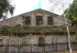 Fatih'teki tarihi manastır kaderine terk edildi