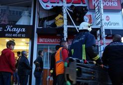 Tabelayı ışıklandırırken akımına kapıldı; küçük kızı kurtarma çalışmalarını endişeli gözlerle izledi