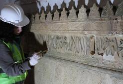 Tarihi camide boyayla kapatılan motifleri ortaya çıkaran restorasyon