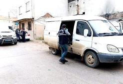 Girdiği minibüste mahsur kaldı, polis kurtardı