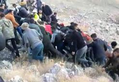 Uçuruma yuvarlanan kamyonetteki yaralılar, insan zinciriyle çıkarıldı