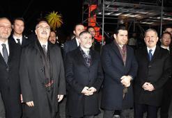 Bakan Nebati İzmir’de İktisat Kongresi’ne özel gerçekleştirilen ışık gösterisini izledi