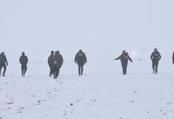 Kayıp kadın için sis etkili arazide arama