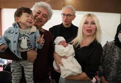 Rahim nakli yapılan ilk ve ikinci anne ile bebekleri bir arada