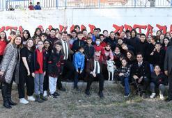 Öğrenciler sahiplendikleri 'Köpük' adlı köpeğin ismini sandıkta oylamayla belirledi