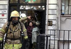 Avcılar'da yangında mahsur kalan biri bebek 4 kişiyi itfaiye kurtardı