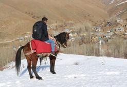 Eğitim vermek için at sırtında yolculuk yapıyor