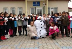 Kar yağmayınca pamuktan kardan adam yaptılar