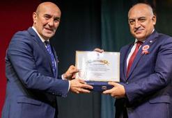 TFF Başkanı Büyükekşi'ye İzmir'de özel ödül
