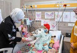 Emine Erdoğan'dan kanser hastası çocuklara moral ziyareti