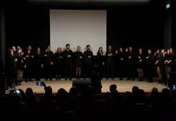Üniversite öğrencileri sosyal farkındalık yaratmak için işaret dili ile konser verdi