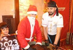 Şanlıurfa'da 'Noel Babo' çiğköfte yoğurdu