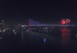 Yeni yıla girerken İstanbul Boğazı'nda havai fişek gösterisi