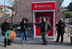 Mahalleye kurulan ATM'ye davullu zurnalı kutlama