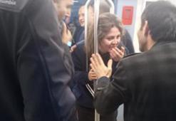 Metroda tutunma direklerine kafası sıkışan kadını itfaiye kurtardı