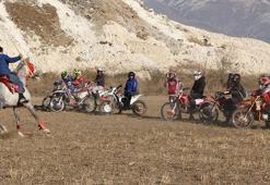 Atlı ciritçiler, motokros sporcularına karşı