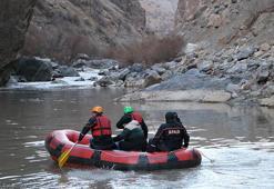 Zap Suyu kenarında mahsur kalan köpek, 3 gün sonra botla kurtarıldı