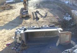 Başakşehir'de hafriyat kamyonu şantiye alanına devrildi