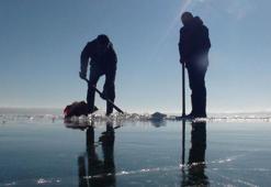 Çıldır Gölü'nde Eskimo usulü balık avı için ağlar suya bırakıldı