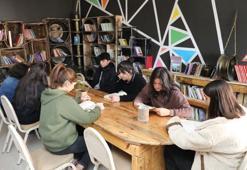 Atık malzemelerle yapılan kütüphaneler, öğrencilerin ilgisini çekiyor