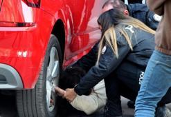 Uyuşturucu bağımlısı genç kız, otomobilin altına girip 2 saat polise direndi
