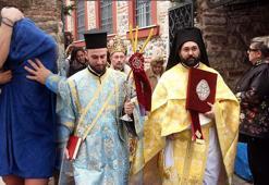 Ortaköy'deki haç çıkarma töreninde denize atladı, başından yaralandı