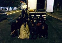 TIR'ın dorsesindeki gizli bölmeden 24 kaçak göçmen çıktı