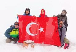 Vanlı dağcılar, Sarıkamış şehitleri için Kevenli Dağı'na tırmandı