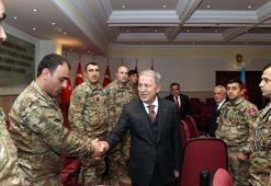 Bakan Akar 'Tek Vatan Harekatı' gazileri ile bir araya geldi