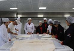 Kız öğrenciler, okulda baklava üretiyor