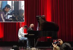 Kurye piyanist bu kez sahnede çaldı; DHA görüntüledi
