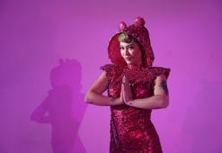 İş kadını markasının rengine özel şarkı çıkardı: ‘Fuşya’