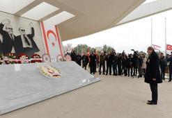 Kurucu Cumhurbaşkanı Rauf Raif Denktaş, anıt mezarında anıldı